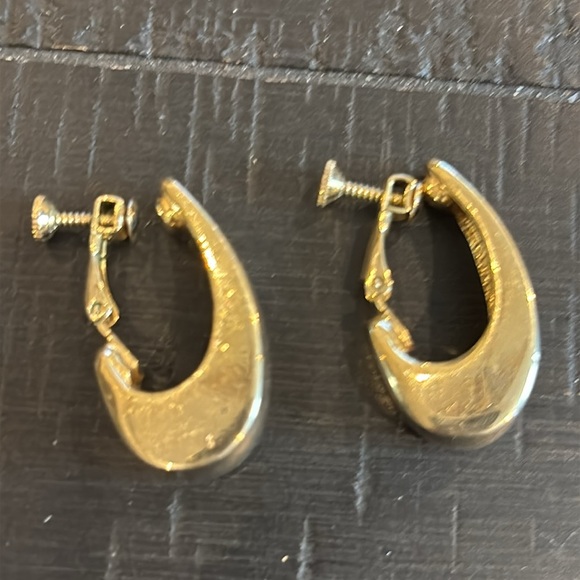 Vintage Screw Back Clip On Earrings Gold Tone Hoop Chunky - Picture 3 of 7